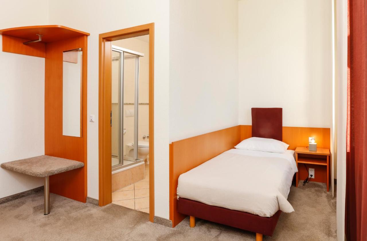 Hotel Am Rhein Wesseling Exterior photo